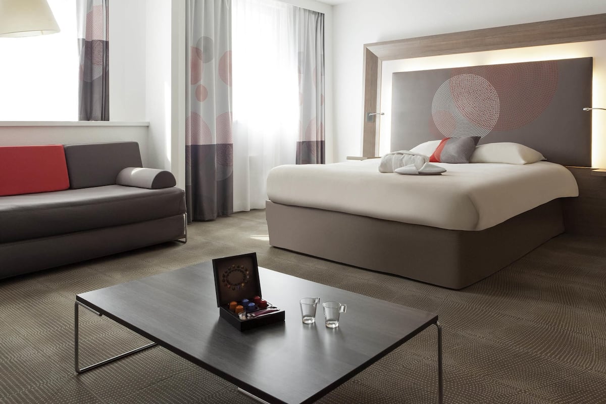 Suite, 1 King Bed | In-room safe, desk, blackout drapes, soundproofing
