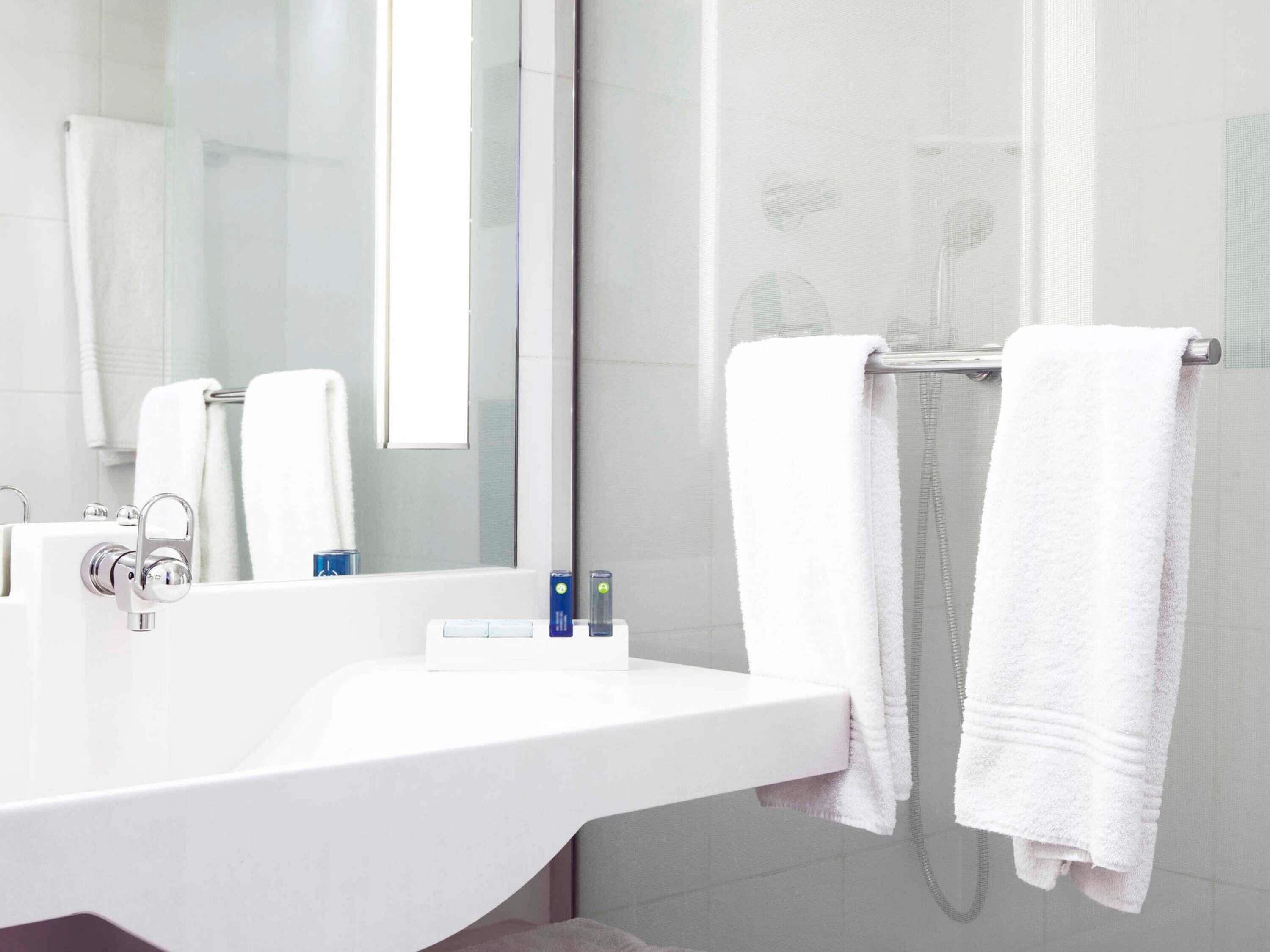 客房内保险箱、办公桌、遮光窗帘、隔音