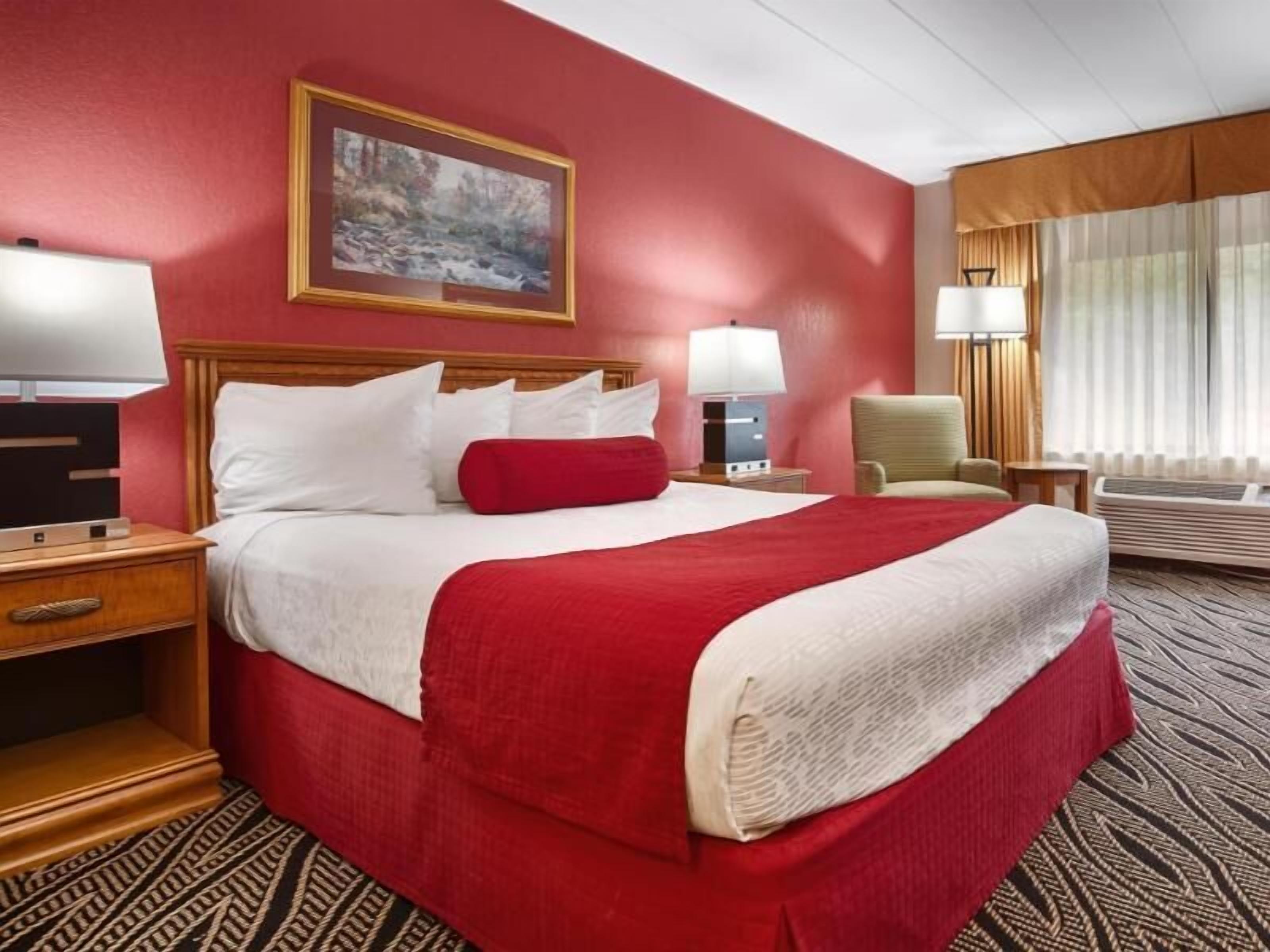 デスク、ノートパソコン用作業スペース、アイロン / アイロン台、ベビーベッド (無料)