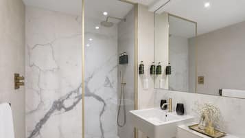 Premium King Room | Badezimmer | Umweltfreundliche Kosmetikartikel, Haartrockner, Handtücher