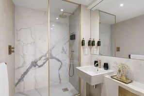 Premium King Room | Baño | Artículos de higiene personal ecológicos, secador de pelo y toallas
