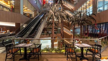 4 restaurants, breakfast served