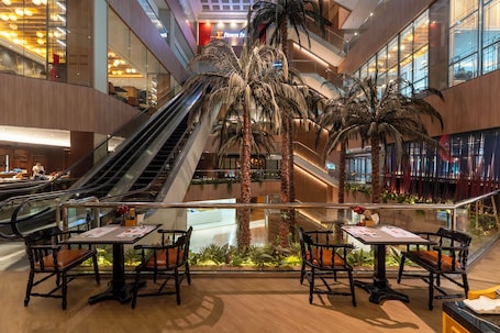 4 restaurants; breakfast, lunch, dinner and brunch served . The Landmark Bangkok