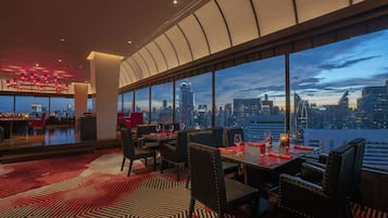 4 restaurants, breakfast served