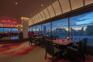 4 restaurantes; se sirven desayunos 