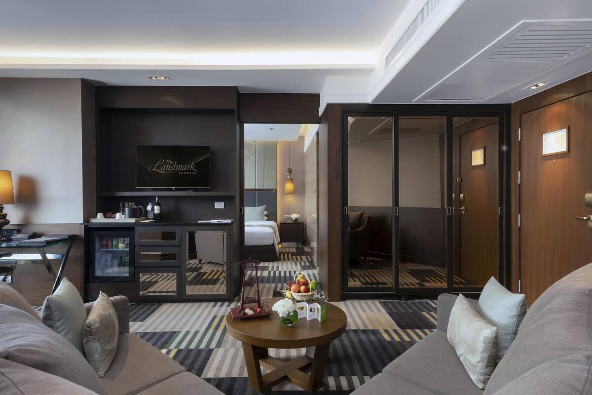 Deluxe Suite | Minibar, in-room safe, blackout drapes, iron/ironing board (on request)