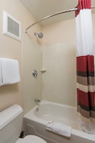 Bañera con ducha, toallas