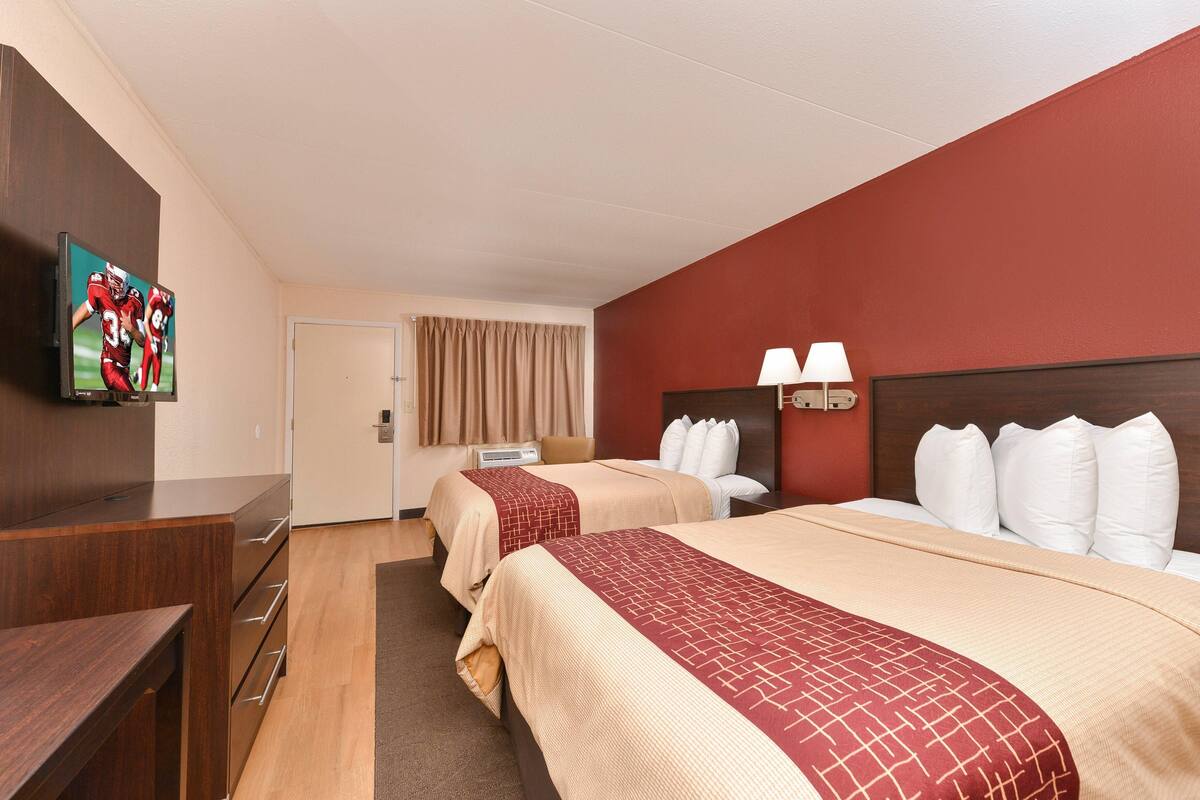 Desk, cribs (free), WiFi (free), alarm clocks