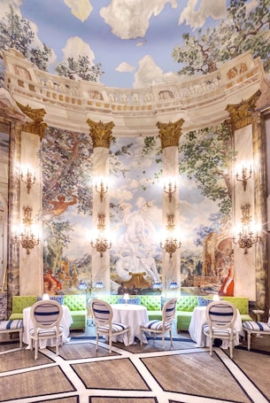 Cocktail bar. The Pierre, A Taj Hotel, New York