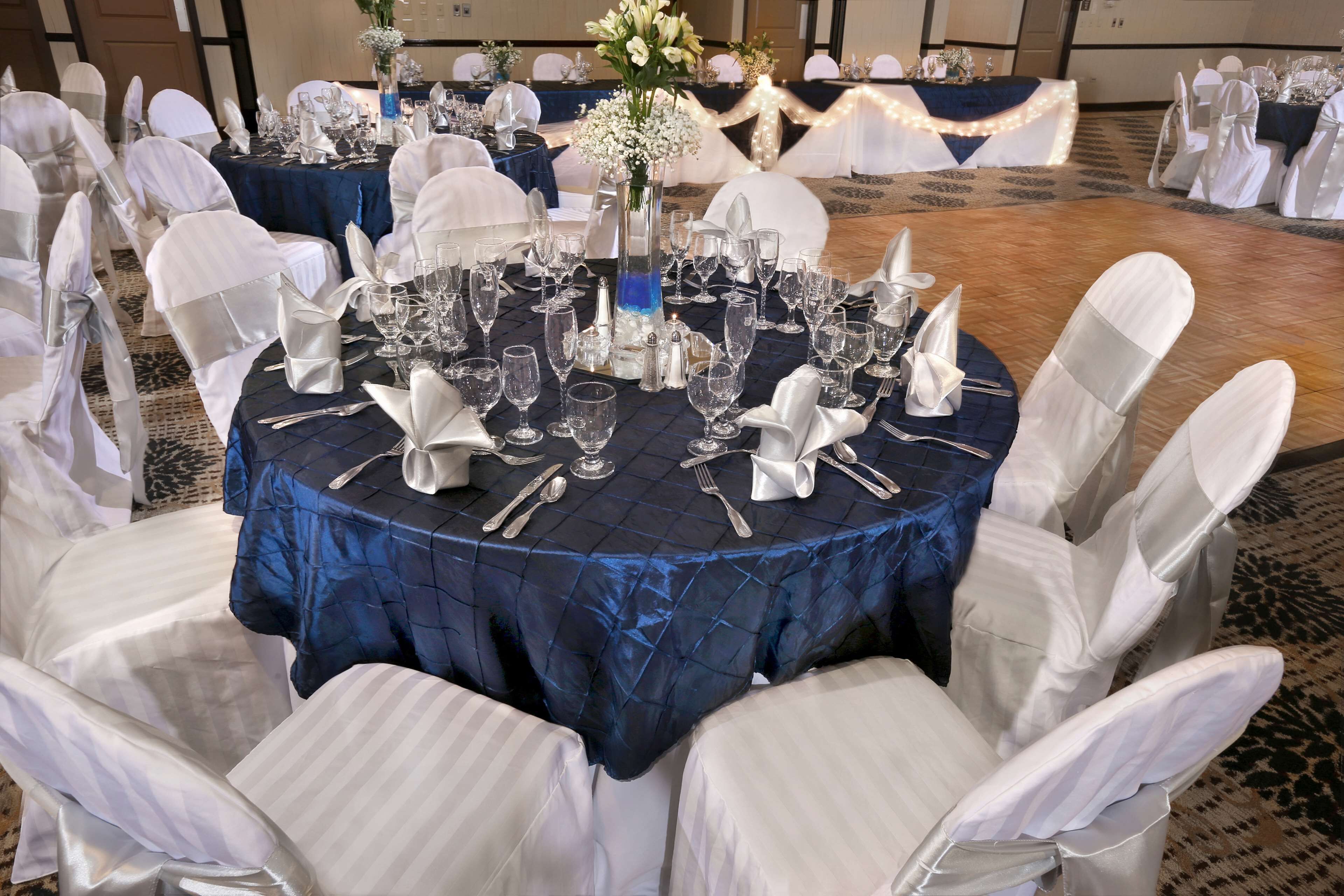 breakfast, lunch, dinner served; american cuisine, al fresco dining