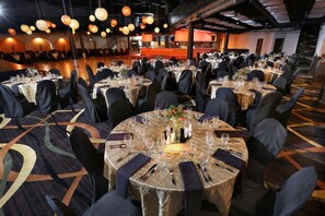 Breakfast, lunch, dinner served; American cuisine, alfresco dining 