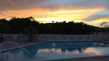 Piscina externa, espreguiçadeiras