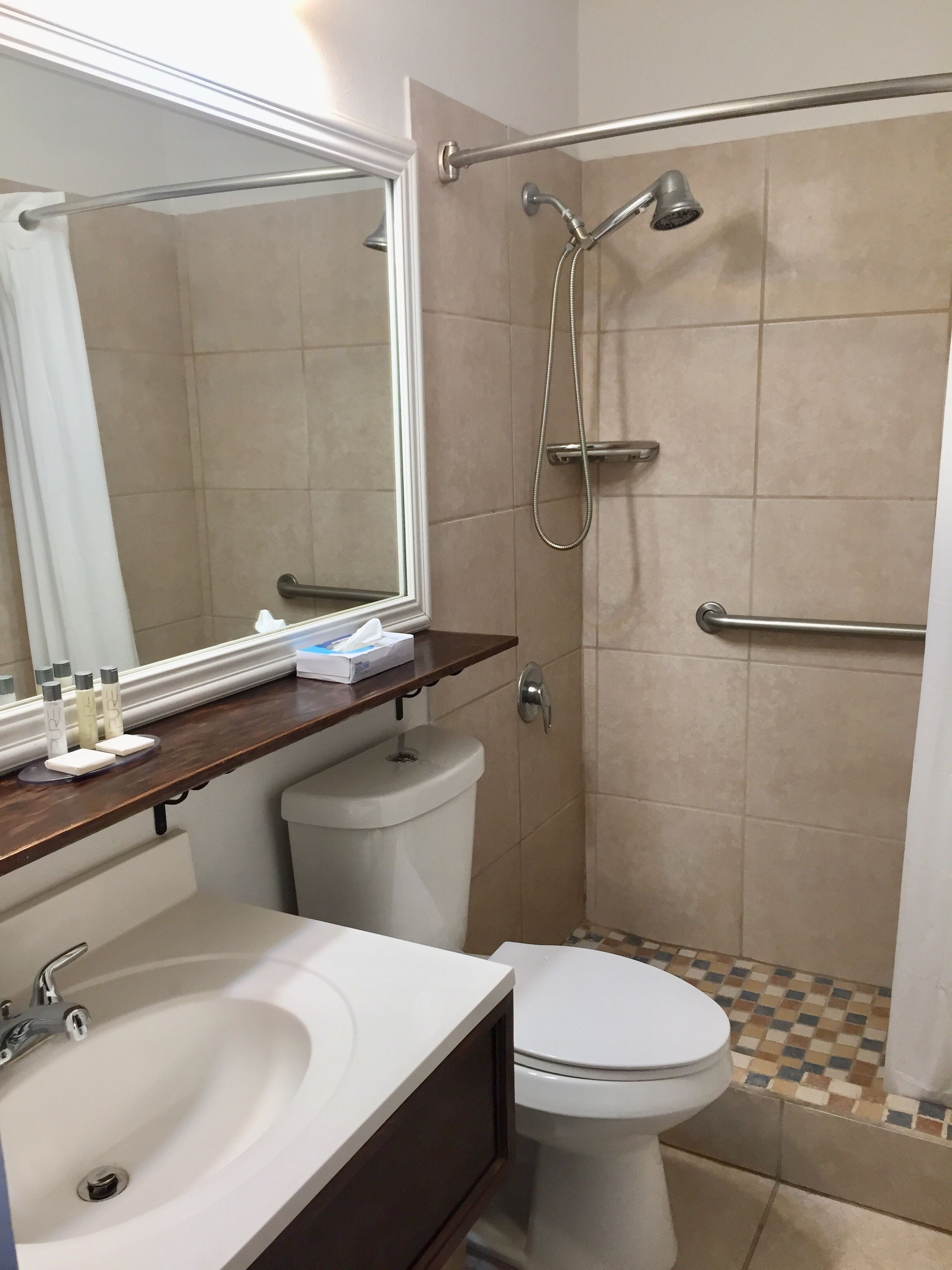 Een badkamer met een wastafel, toilet en douche.
