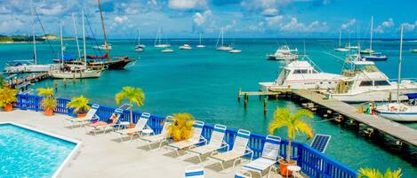 Ulkouima-allas, aurinkotuoleja