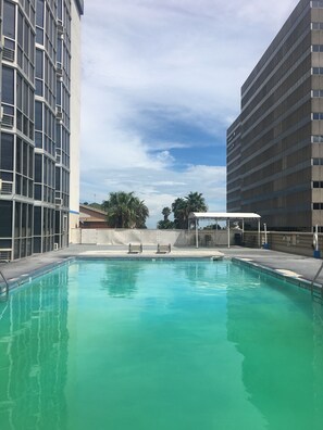 Una piscina al aire libre (de 10:00 a 22:00), tumbonas