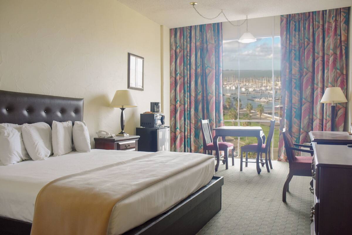 Standard Room, 1 King Bed | Bathroom | Free toiletries, hair dryer, towels