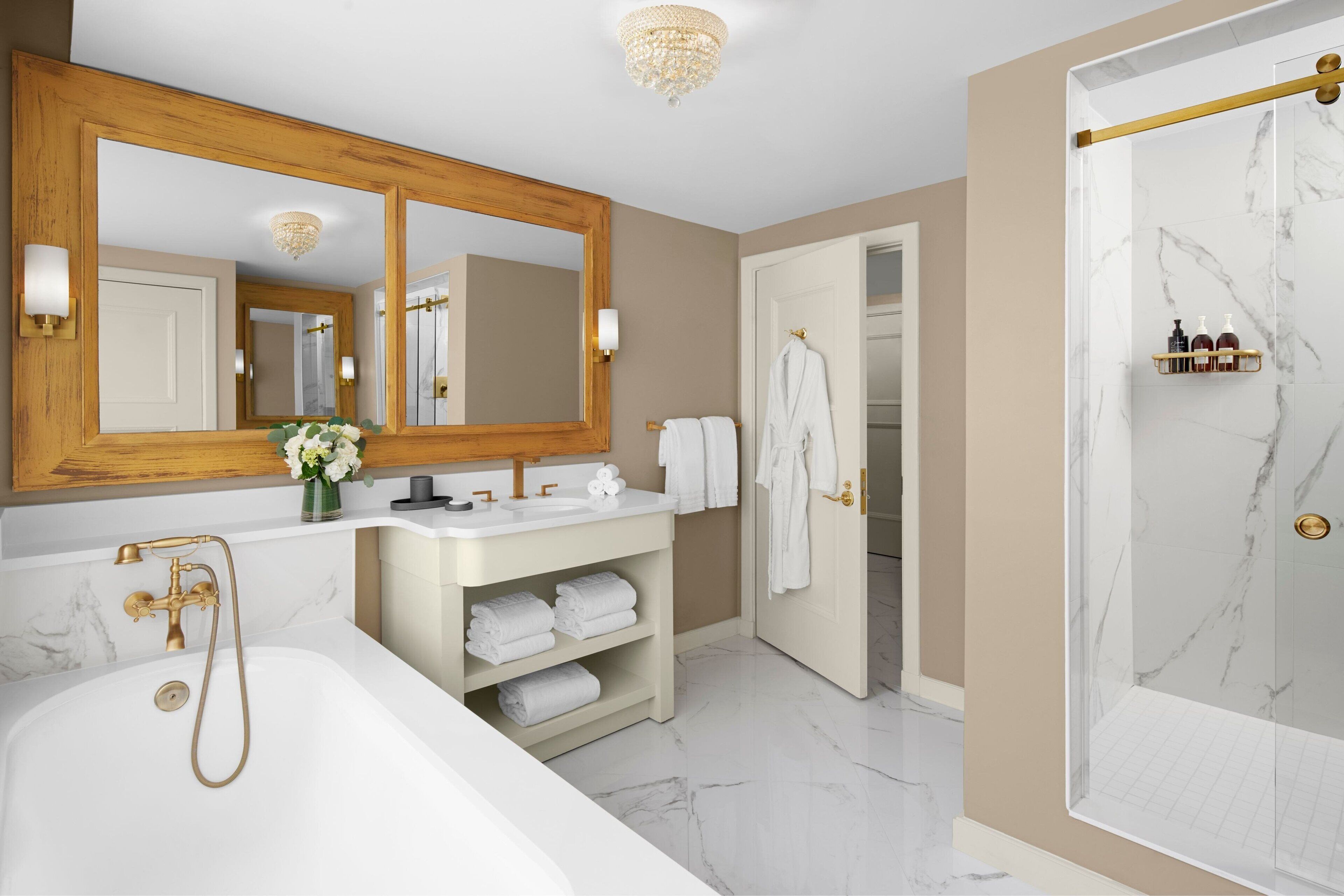 Suite, 1 cama King size | Baño | Amenidades de baño de diseñador, secadora de cabello, toallas 