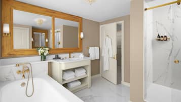 Suite, 1 cama King size | Baño | Amenidades de baño de diseñador, secadora de cabello, toallas