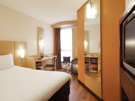 Standard Double Room, 1 Double Bed | Desk, laptop workspace, blackout drapes, soundproofing