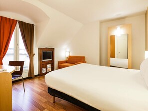 Superior Room, 1 Double Bed, Balcony | Desk, laptop workspace, blackout drapes, soundproofing - ibis Versailles Château (Versailles)