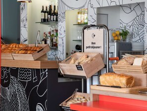 Tägliches Frühstücksbuffet (13.9 EUR pro Person)