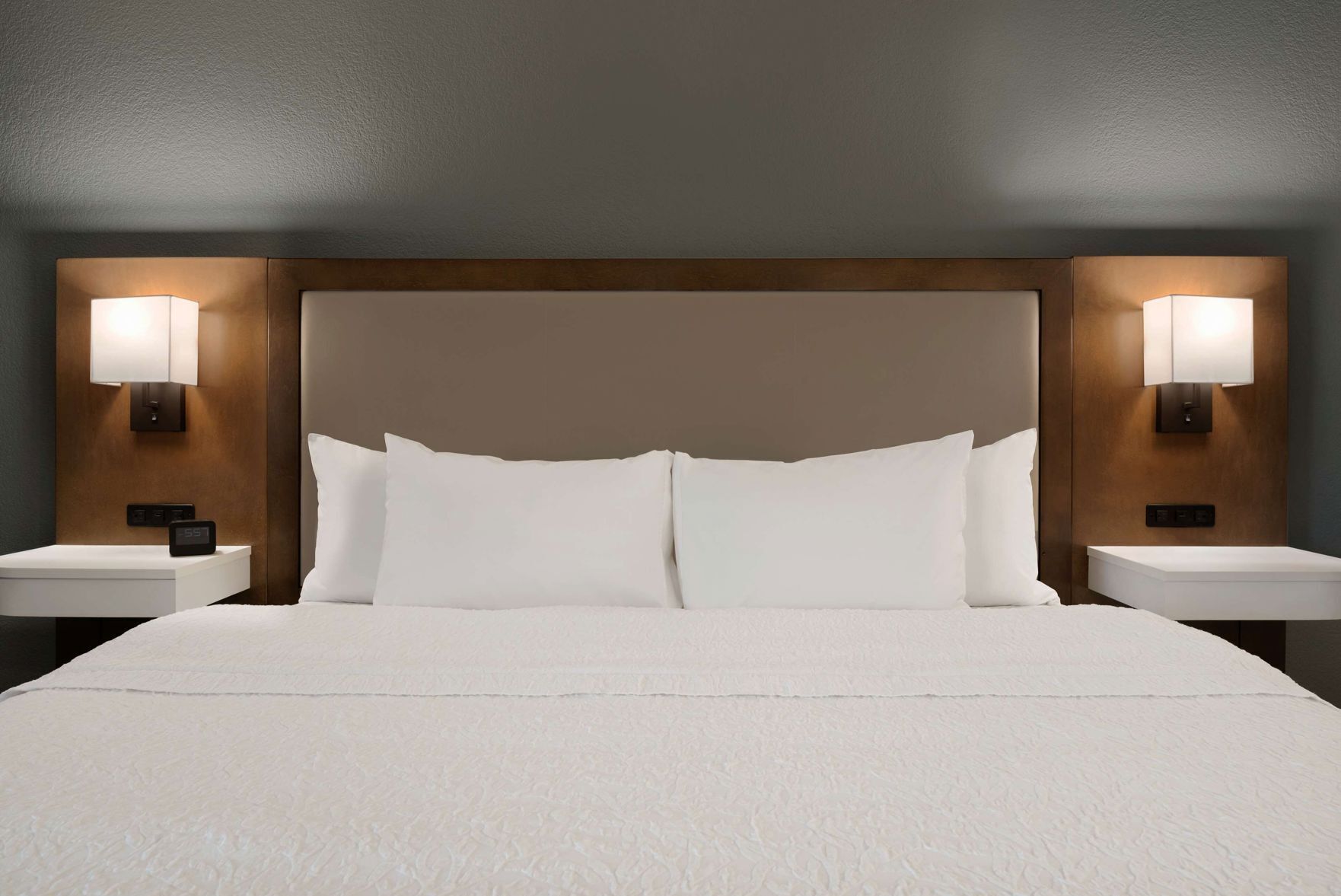 1 chambre, literie hypoallergénique, ameublement personnalisé, bureau