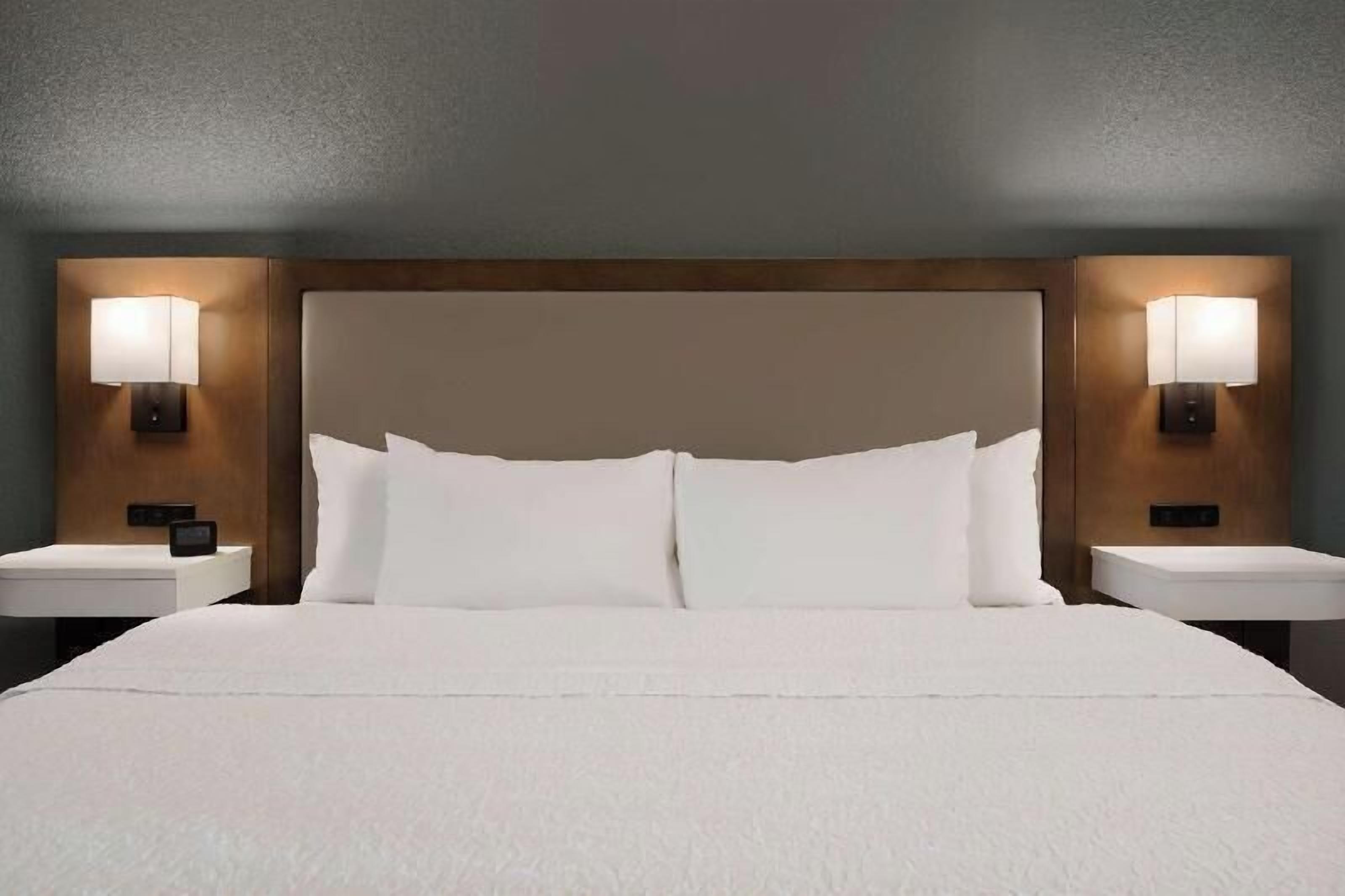 1 chambre, literie hypoallergénique, ameublement personnalisé, bureau