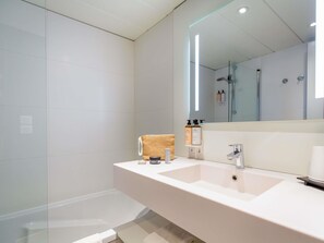 Badkar/dusch, miljövänliga toalettartiklar, hårtork och handdukar