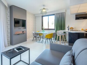 Appartement, 1 tweepersoonsbed met slaapbank | Een kluis op de kamer, een bureau, verduisterende gordijnen