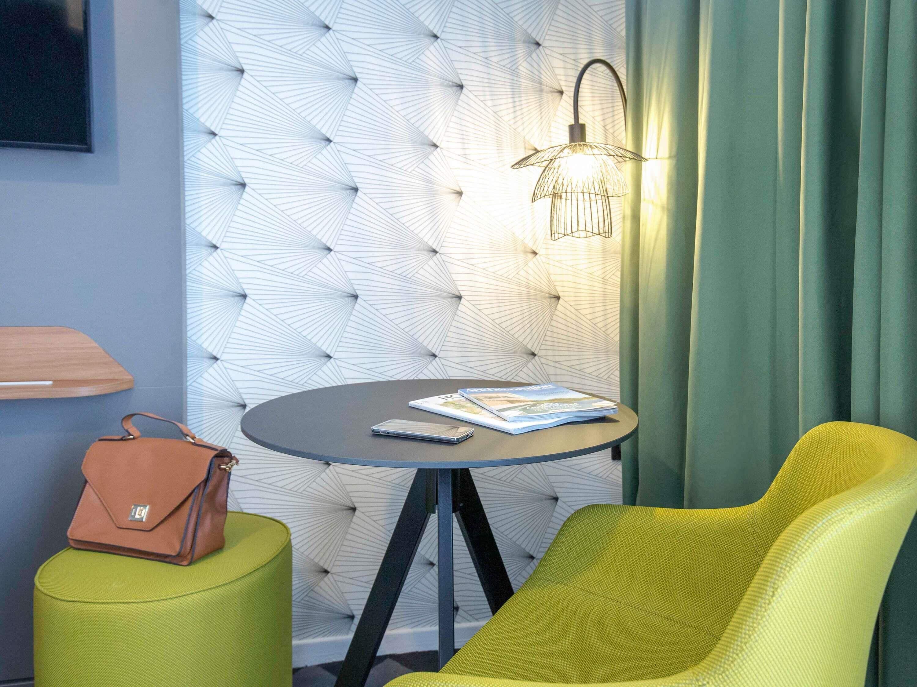 客房内保险箱、办公桌、遮光窗帘、隔音