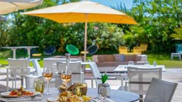 Petit déjeuner, déjeuner et dîner servis sur place, vue sur la piscine