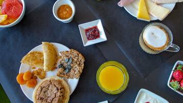 Eixam de matí amb diversos plats i begudes damunt d'una taula.