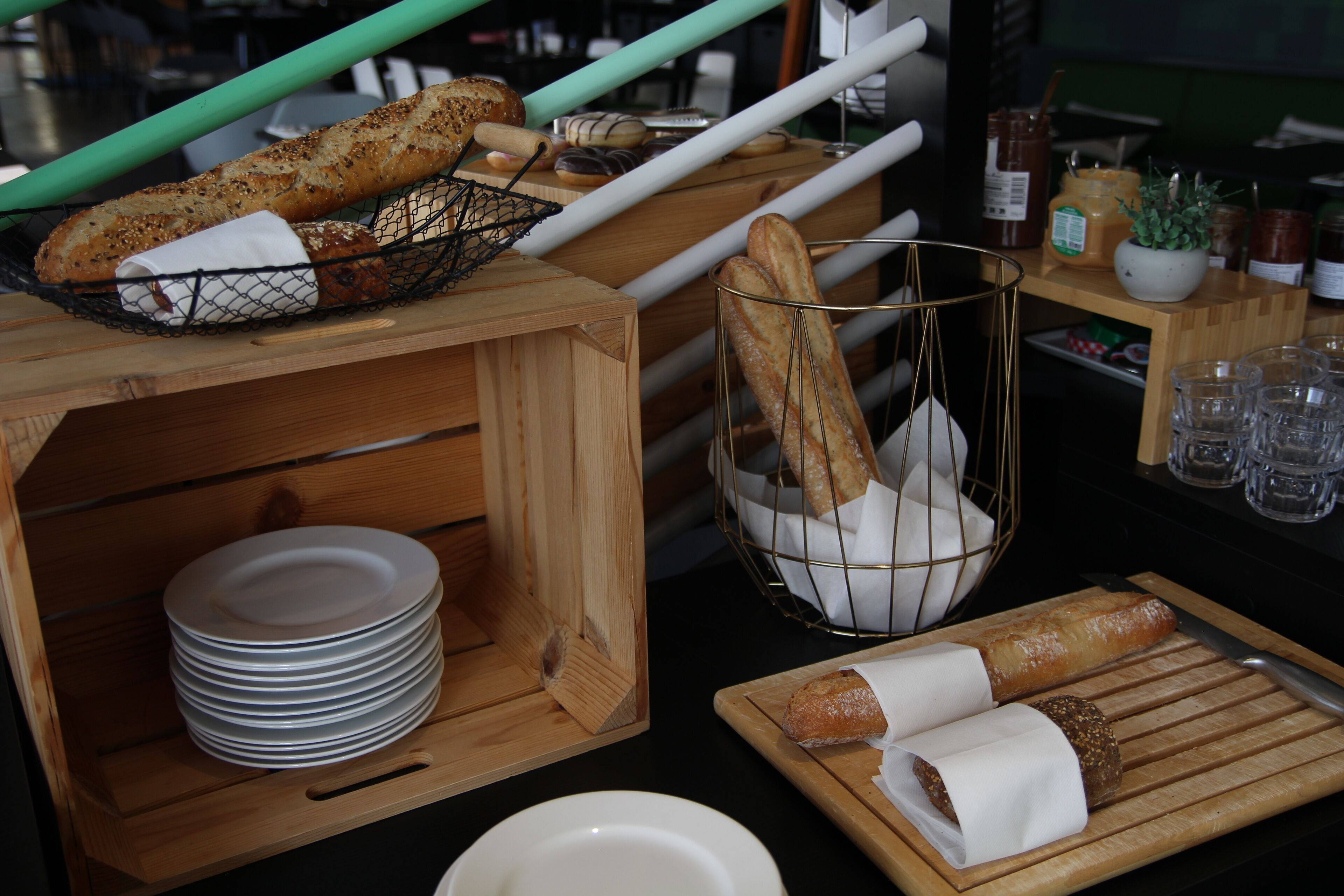 Una encimera de cocina con pan, platos y una tabla de cortar.