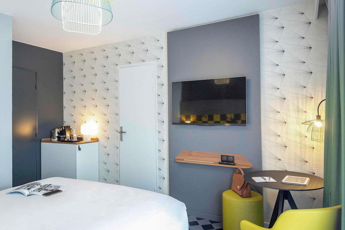 In-room safe, desk, blackout drapes, soundproofing