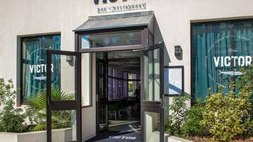 Se sirven desayunos y cocina mediterránea (con vistas a la piscina)