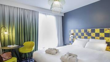 Caja de seguridad en la habitación, escritorio y cortinas blackout