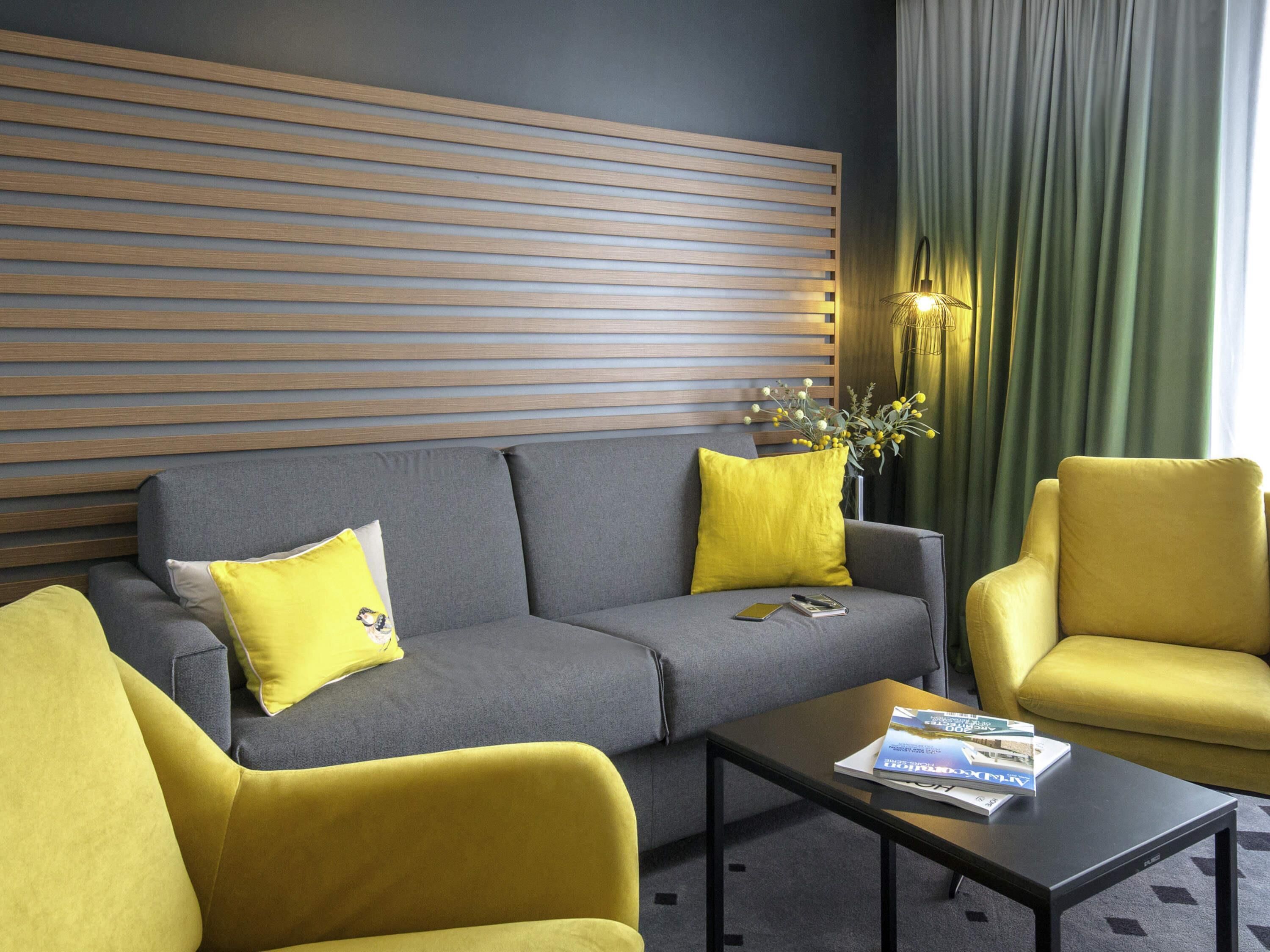 Suite junior, 1 cama matrimonial y sofá cama, balcón | Caja de seguridad en la habitación, escritorio y cortinas blackout 