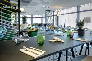 Serveert ontbijt, lunch, Mediterrane gerechten, uitzicht op het zwembad 