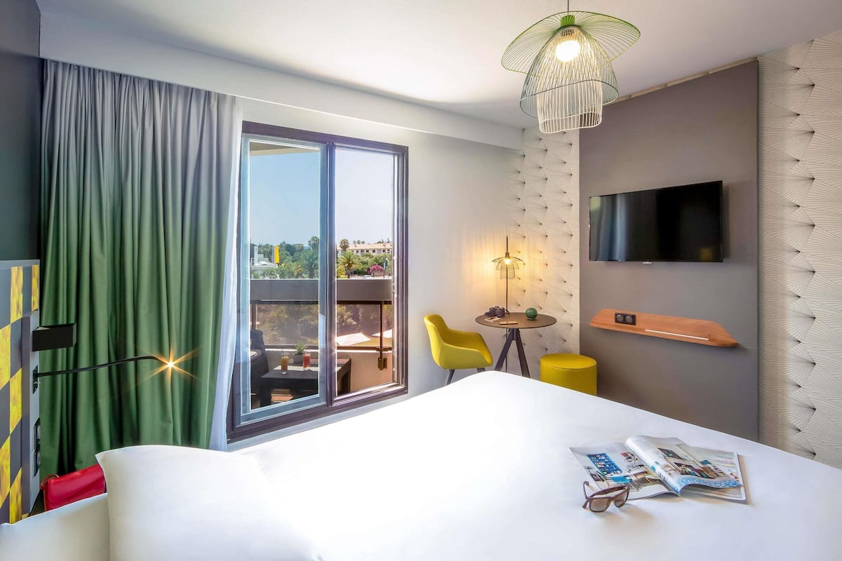 In-room safe, desk, blackout drapes, soundproofing