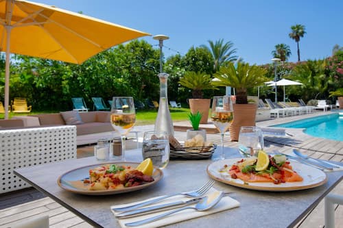 Petit déjeuner, déjeuner et dîner servis sur place