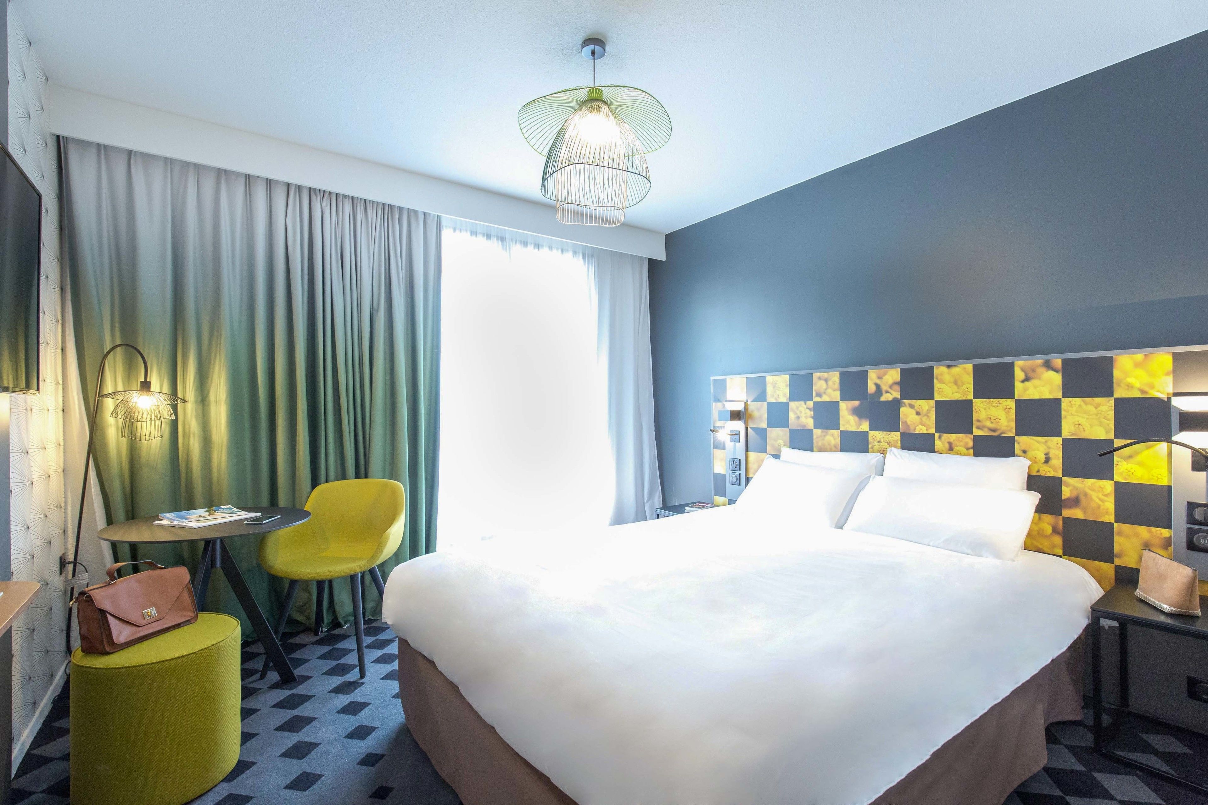 Cofres nos quartos, escrivaninha, cortinas blackout