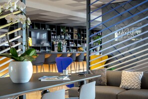 Bar-salon dans le hall