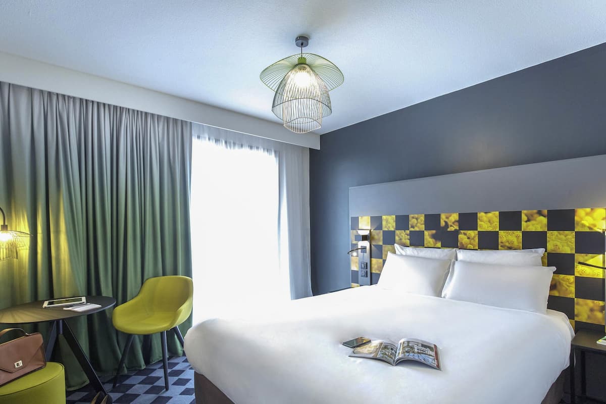 Standard Room, 1 Double Bed | In-room safe, desk, blackout drapes, soundproofing