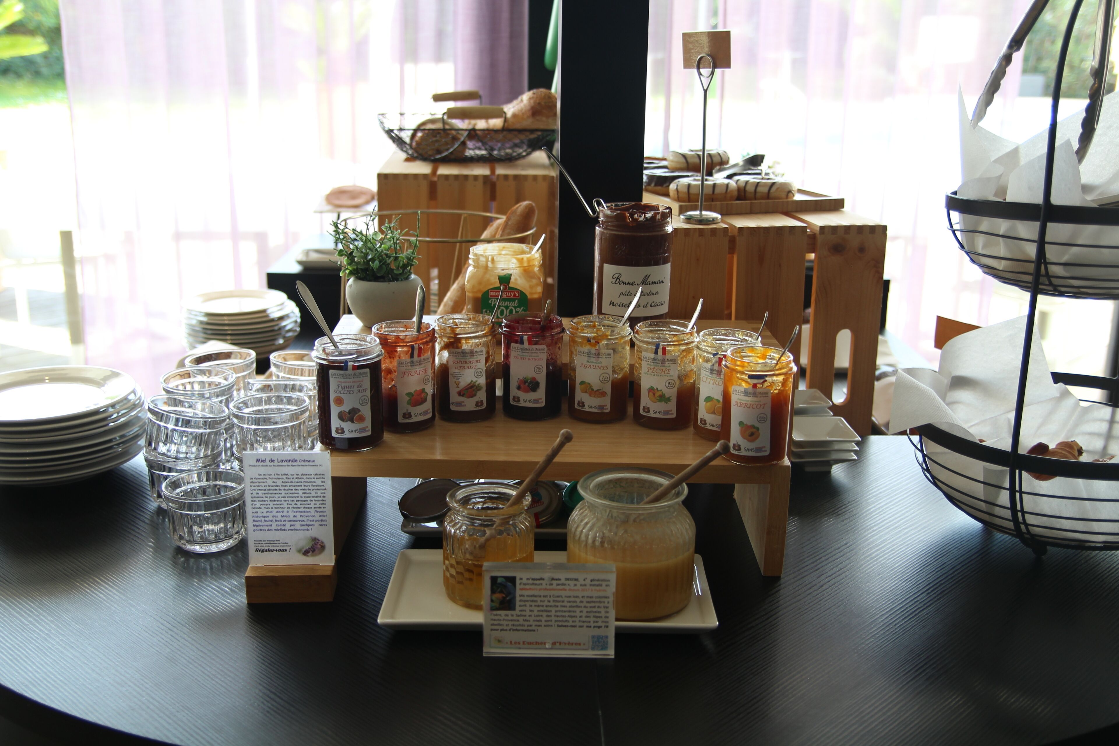 Un buffet de petit-déjeuner proposant une variété d’aliments et d’accompagnements.