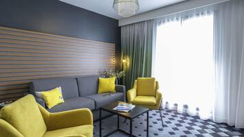 Junior suite, 1 tweepersoonsbed met slaapbank, balkon | Een kluis op de kamer, een bureau, verduisterende gordijnen