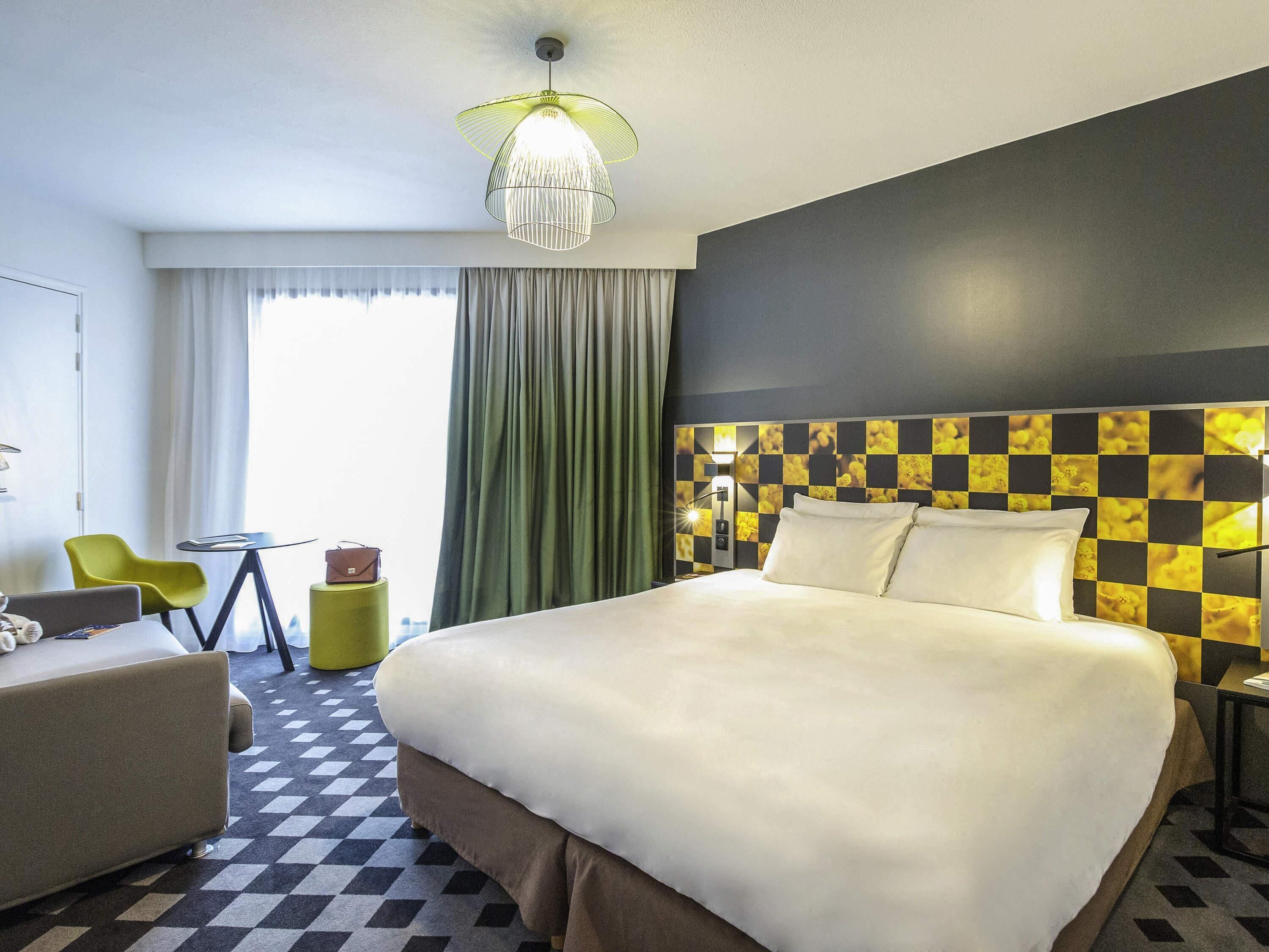 Habitación estándar, 1 cama matrimonial y sofá cama | Caja de seguridad en la habitación, escritorio y cortinas blackout 