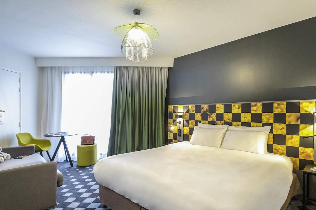 Habitación estándar, 1 cama matrimonial y sofá cama | Caja de seguridad en la habitación, escritorio y cortinas blackout