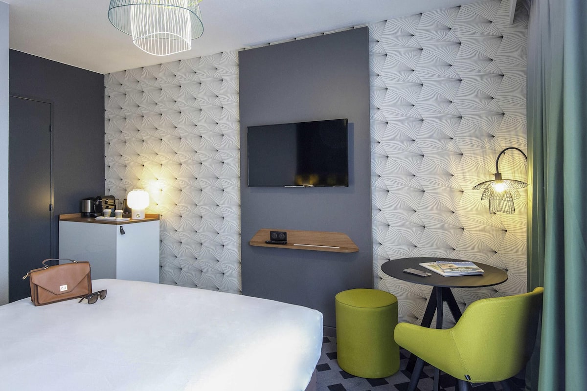 In-room safe, desk, blackout curtains, soundproofing