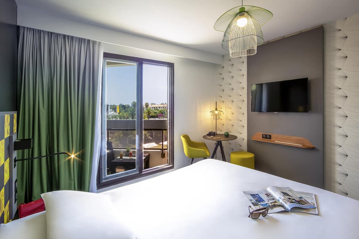 Coffres-forts dans les chambres, bureau, rideaux occultants