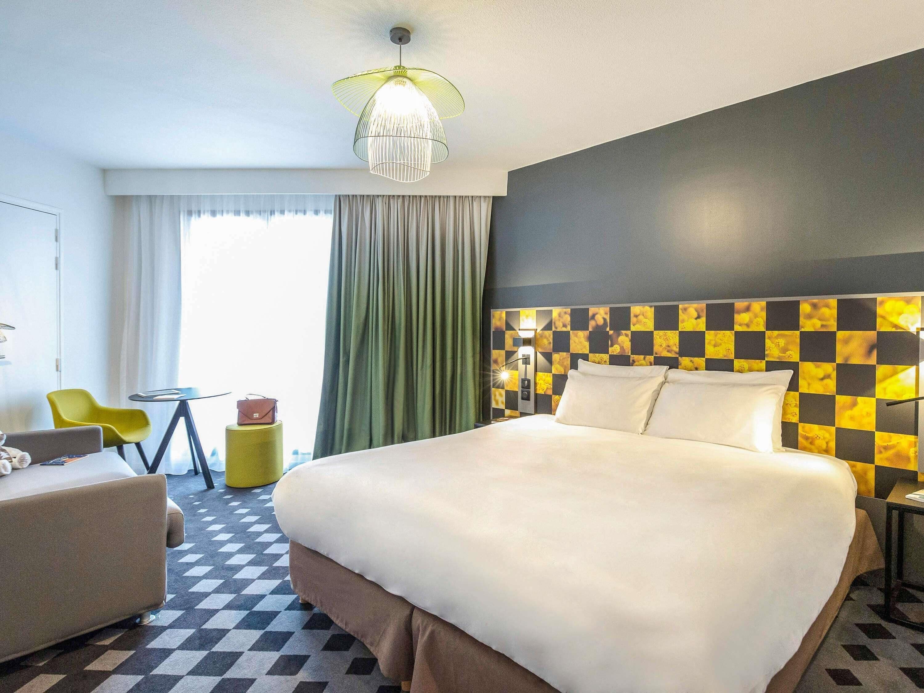 标准房, 1 张双人床和 1 张沙发床 | 客房内保险箱、办公桌、遮光窗帘、隔音